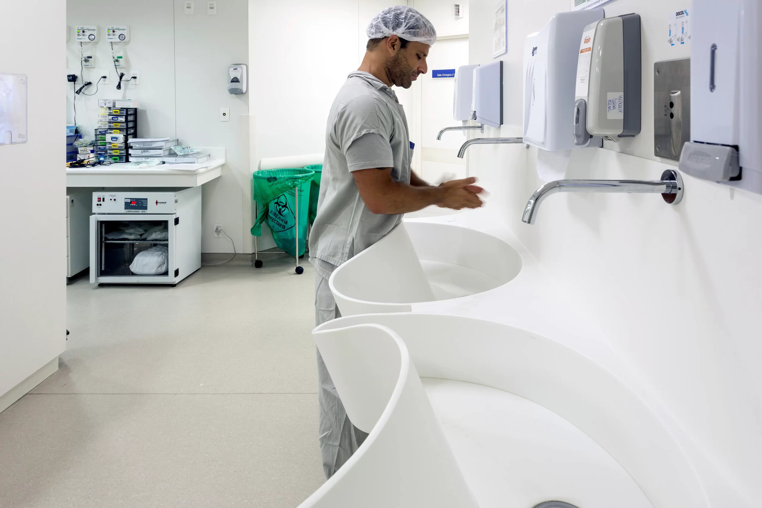 Νεροχύτες Corian® σε σταθμό πλύσης χεριών νοσοκομείου