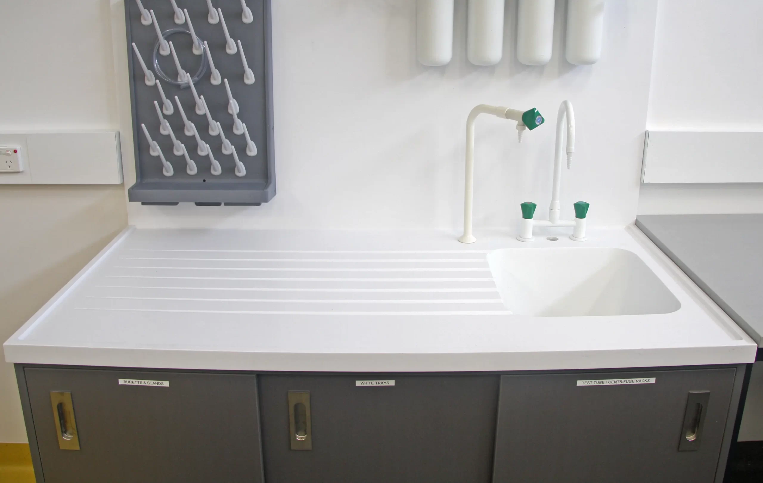 Εγκατάσταση νεροχύτη Corian® σε εργαστήριο του Curtin University στο Περθ