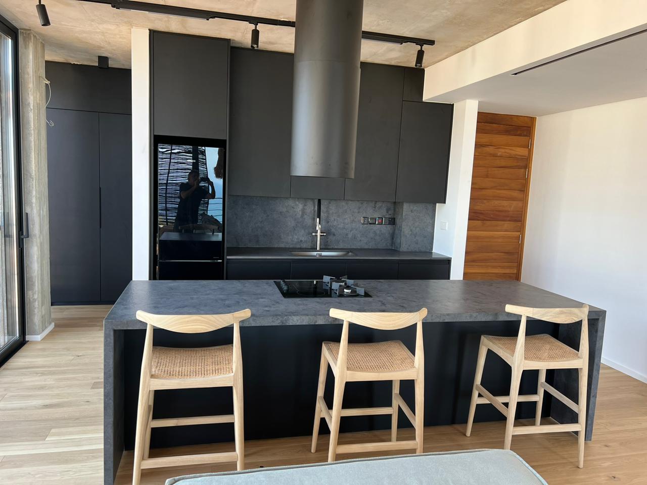 Χαλαζιακή επιφάνεια Metropolis Galaxy σε νησίδα μοντέρνας κουζίνας