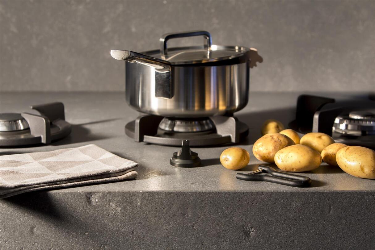 Πάγκος κουζίνας από SM Quartz Metropolis Dark της Santa Margherita