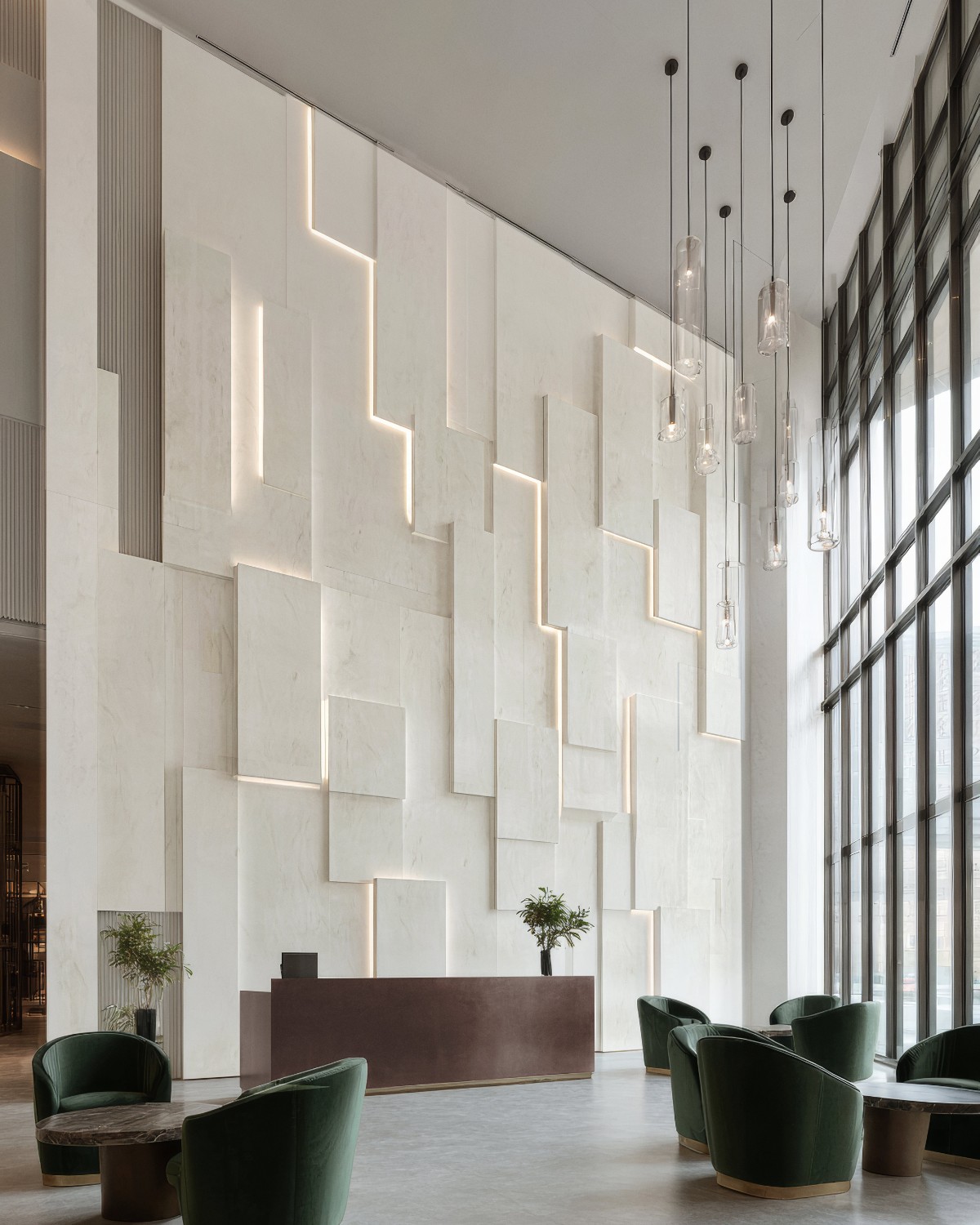 Εσωτερικός χώρος lobby με επένδυση τοίχου Corian® Artista Drift σε λευκή απόχρωση και γεωμετρικό σχεδιασμό