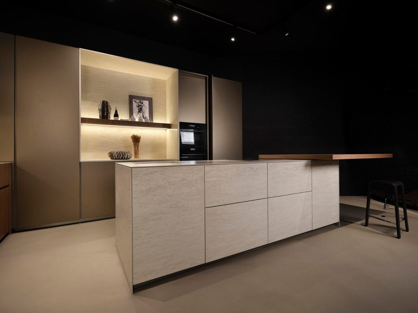 Χαλαζιακή επιφάνεια Santa Margherita Light Wafer σε μοντέρνα κουζίνα με island