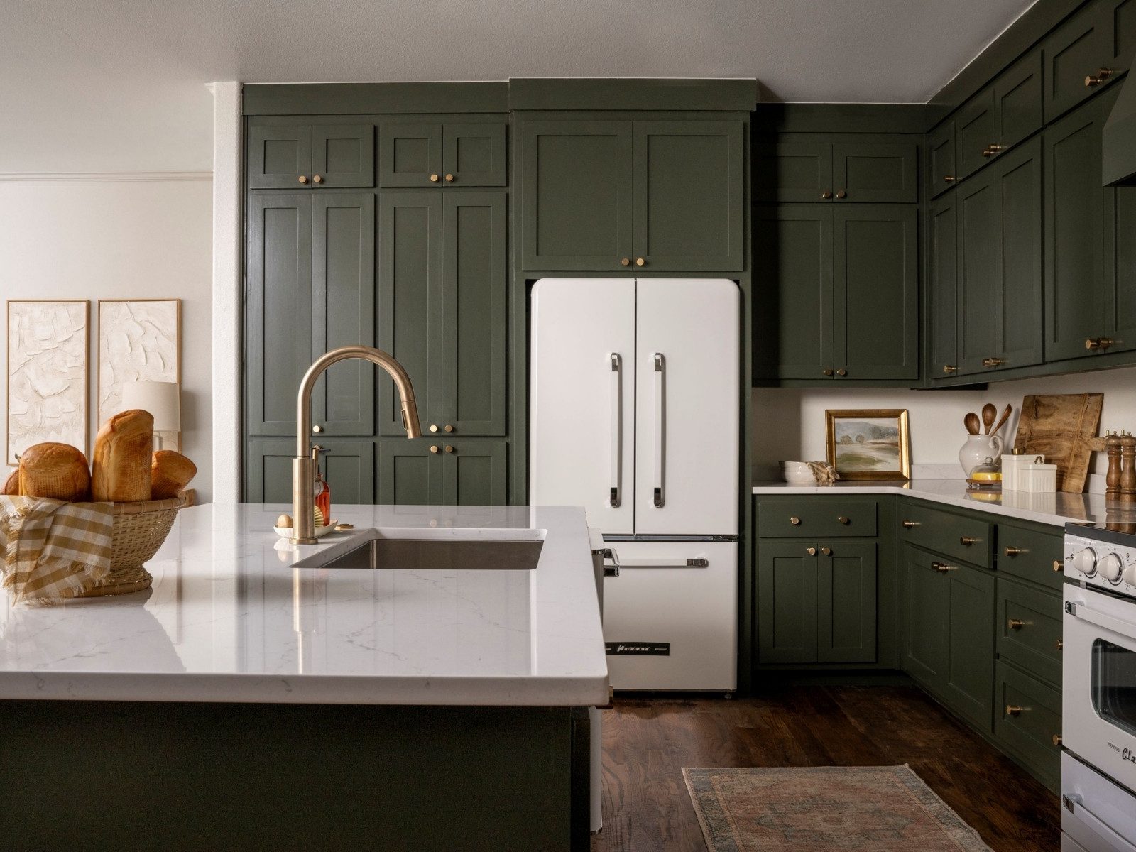 Χαλαζιακή επιφάνεια Santa Margherita SM Quartz Stormio σε σύγχρονη κουζίνα