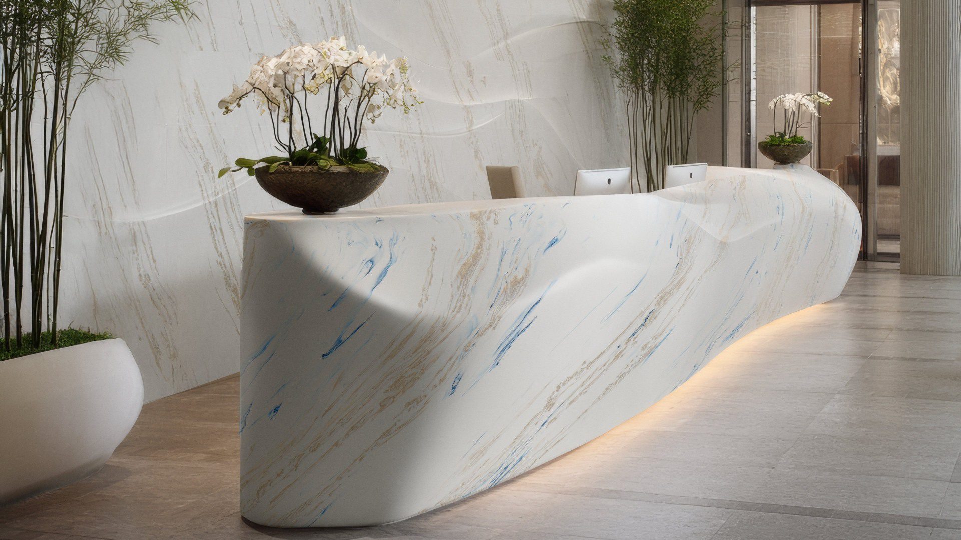 Premium lobby με καμπύλο reception desk από Corian® Vasto Laguna σε λευκή βάση με μπλε και θερμές φλεβώσεις