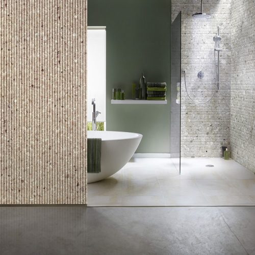 Μαρμάρινη επιφάνεια SM Marble της Santa Margherita σε φυσικούς μπεζ και γκρι τόνους με λεπτή γραμμική υφή