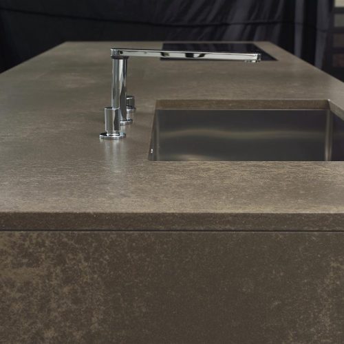 Χαλαζιακή επιφάνεια Metropolis Copper της Santa Margherita με industrial αισθητική και ομοιόμορφη υφή, εφαρμοσμένη σε πάγκο κουζίνας με ενσωματωμένο νεροχύτη
