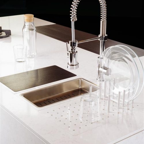 Χαλαζιακή επιφάνεια Stormio της Santa Margherita σε λευκή βάση με λεπτές γκρι φλέβες, εφαρμοσμένη σε πάγκο κουζίνας με ενσωματωμένο νεροχύτη